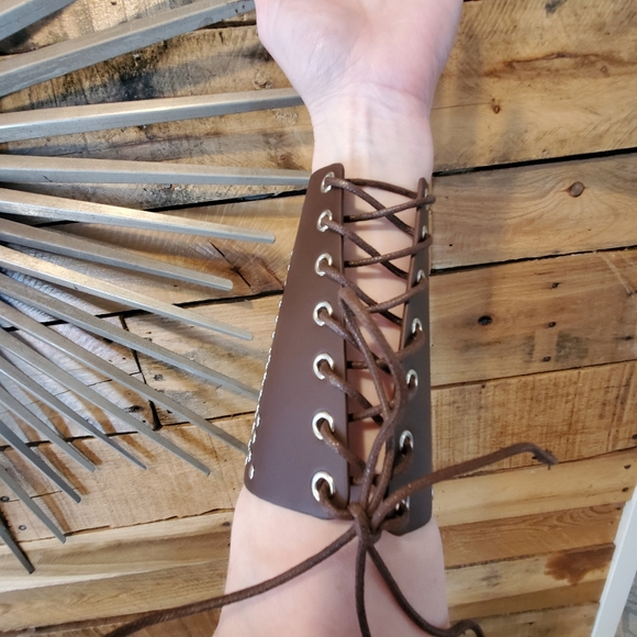 🐕 Pair of brown leather studded gauntlets - Picture 2 of 4